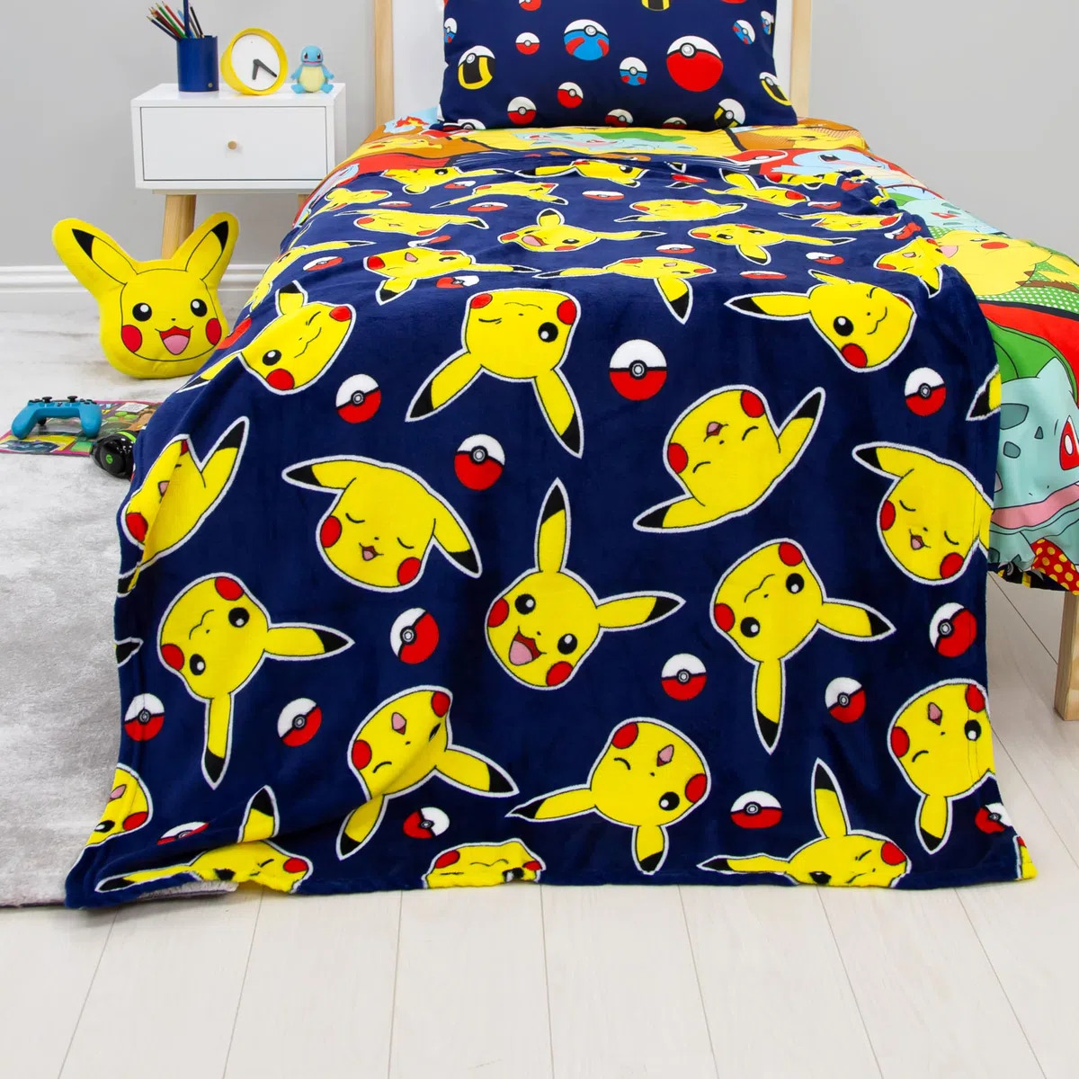Character World Coperta in pile Pokemon, super morbida e calda, design Pikachu e Pokeball, perfetta per casa, camera da letto, pigiama party e campeggio, dimensioni 100 x 150 cm, blu