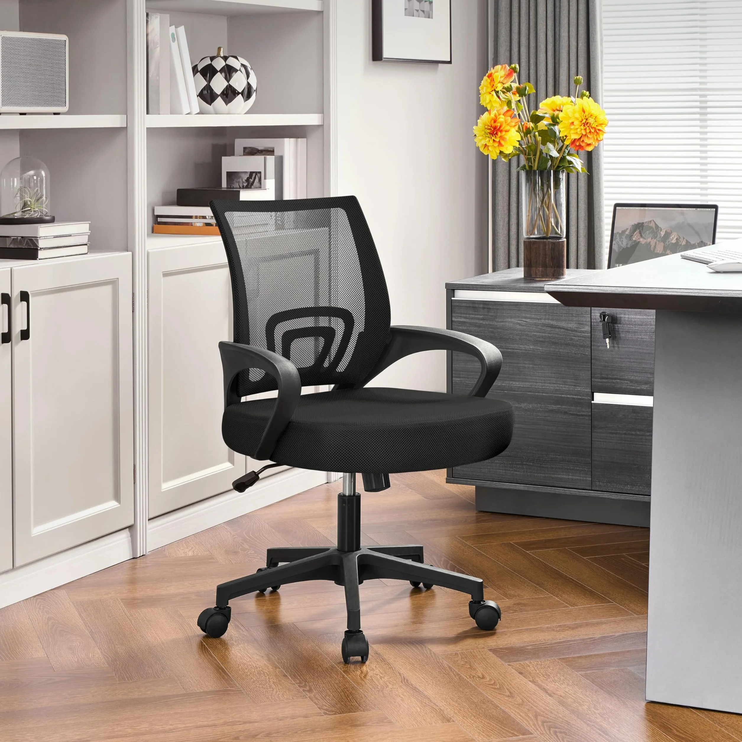 Yaheetech Sedia da Ufficio Scrivania Ergonomica a Rotelle Girevole Reclinabile Imbottita in Rete Traspirante con Braccioli Altezza Regolabile Portata 136 kg Nera