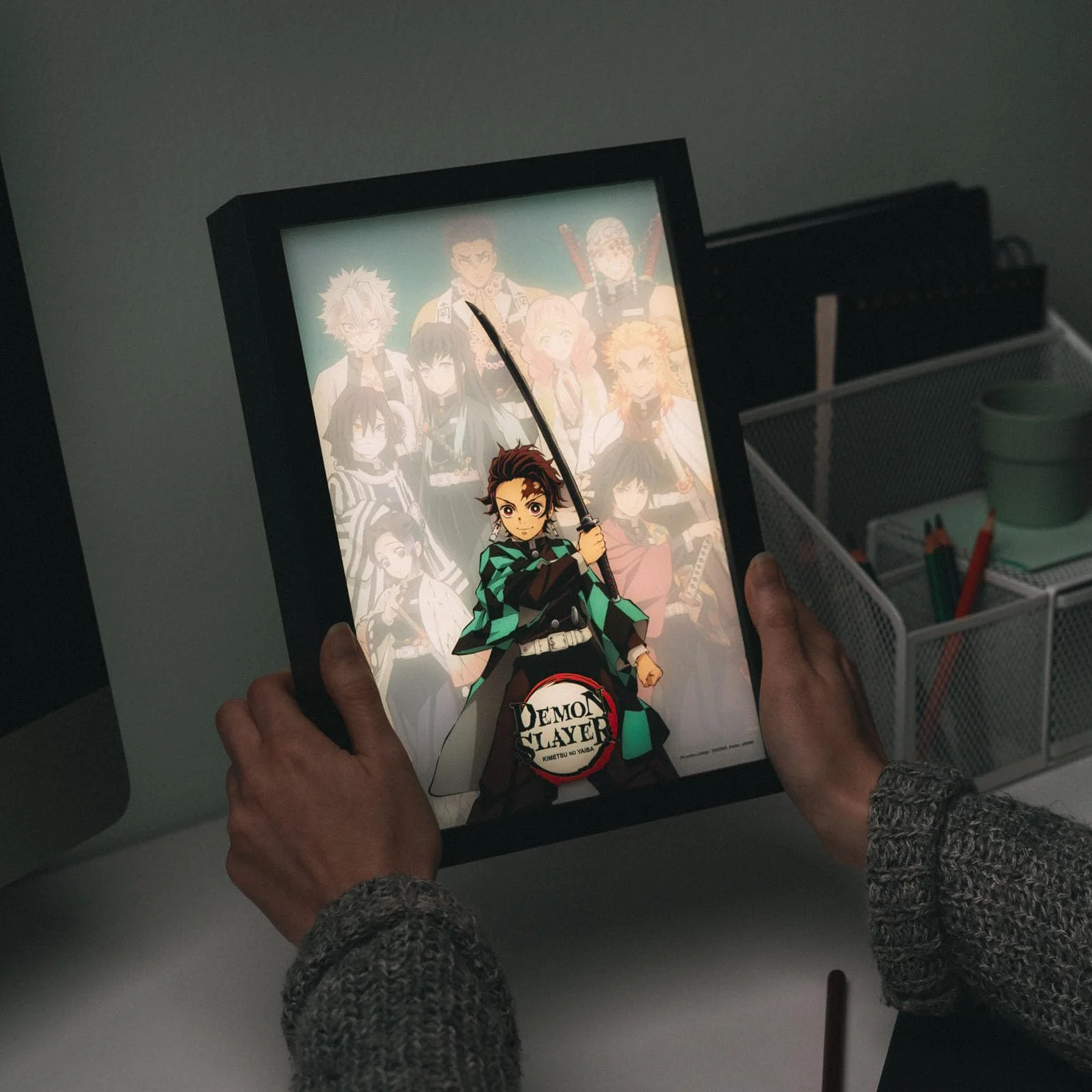Grupo Erik Quadro Luminoso LED Demon Slayer Manga - Lampada da Tavolo Decorativa con Cornice per Gaming Room, Effetto Doppia Immagine e 15 Modalità di Luce | Cavo USB Incluso (20 x 28 x 5 cm)