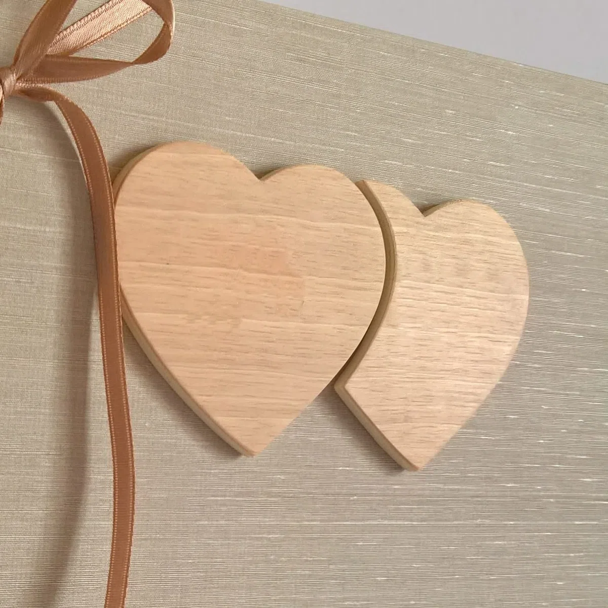 ALBUM FOTOGRAFICO NOZZE MATRIMONIO ANNIVERSARIO TELA DI LINO BEIGE CON CUORI IN LEGNO E INIZIALI PERSONALIZZABILI DESIGN LEGNOEGRAFITE (30X30 cm con 30 fogli (60 facciate))