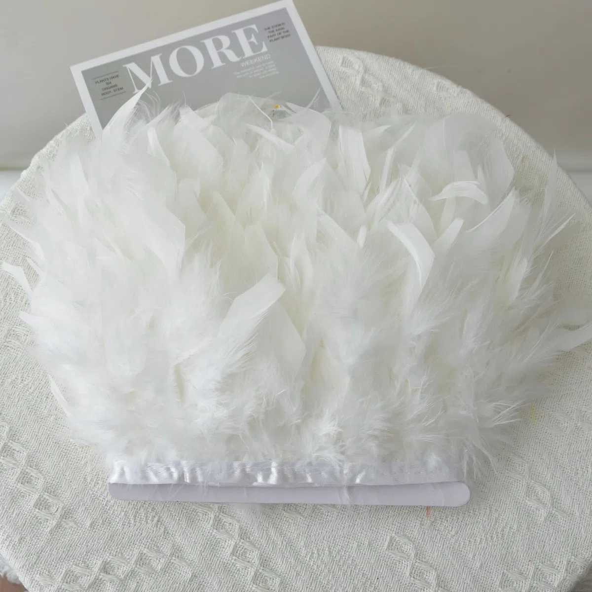 Frangia di Piume di Tacchino 2 Metri, Bordura Soffice 10-15 cm, per Cucito, Artigianato, Costumi Carnevale, Decorazioni Matrimoniali, Abbigliamento e Fai da Te (Bianco)