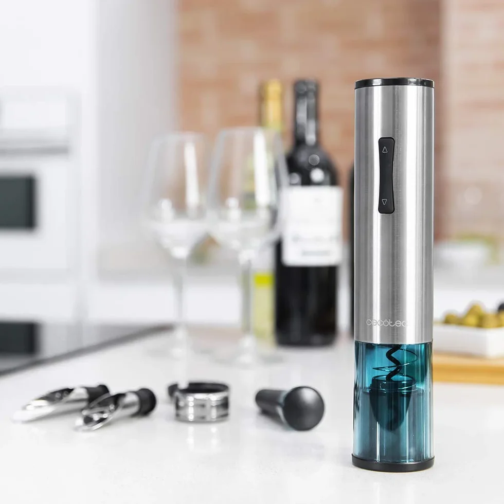 Cecotec InstantCork 1000 Gourmet - Apribottiglie elettrico in soli 8 secondi, funziona con 4 batterie, luce LED, ago elicoidale in acciaio, corpo in acciaio inox