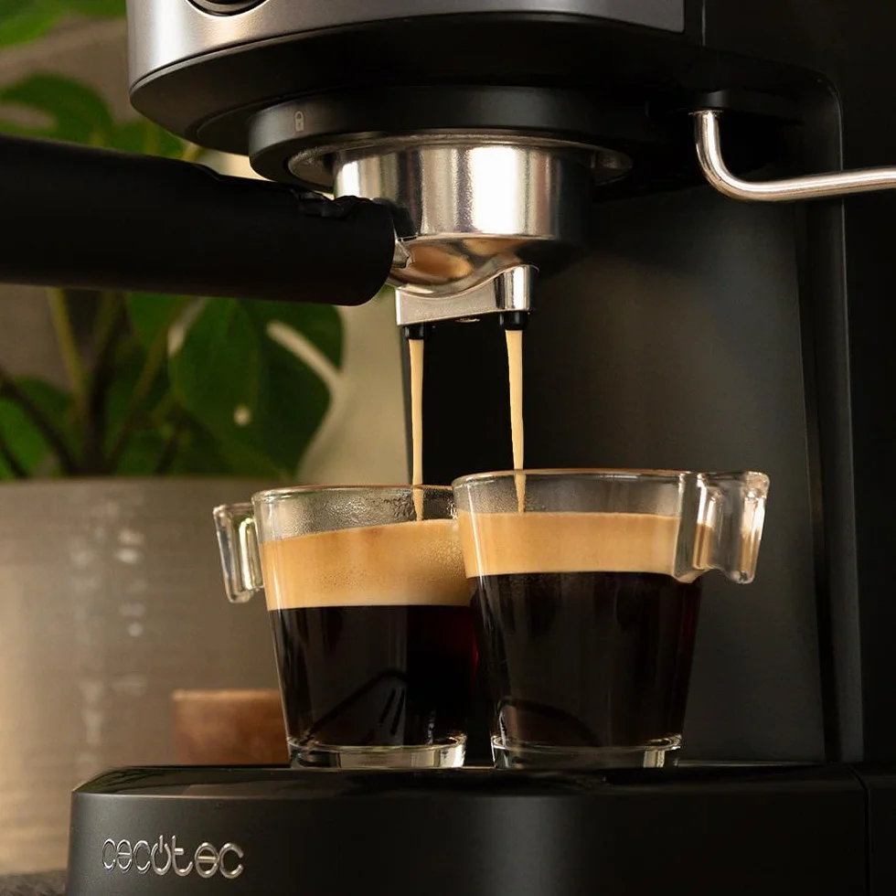 Cecotec Macchina da Caffè Espresso Power Espresso 20 Pecan Pro. 1100 W, Tecnologia ForceAroma da 20 bar, Vaporizzatore Orientabile, Braccio Doppio, Piastra Riscaldatrice per Tazze