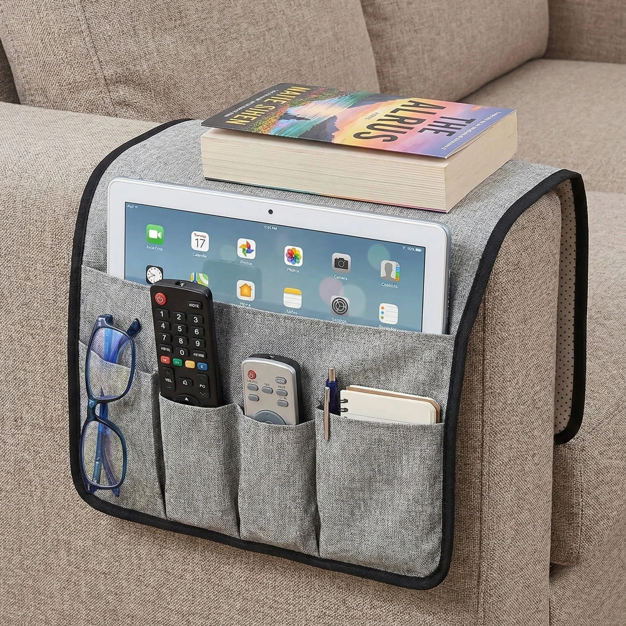 volumoon Organizer per Bracciolo Divano, Antiscivolo Organizzatore di Braccioli per Poltrona, Portaoggetti da Appendere per Letto o Divano, per ipad, Tavoletta, Riviste, Cellulare, Occhiali (Grigio)