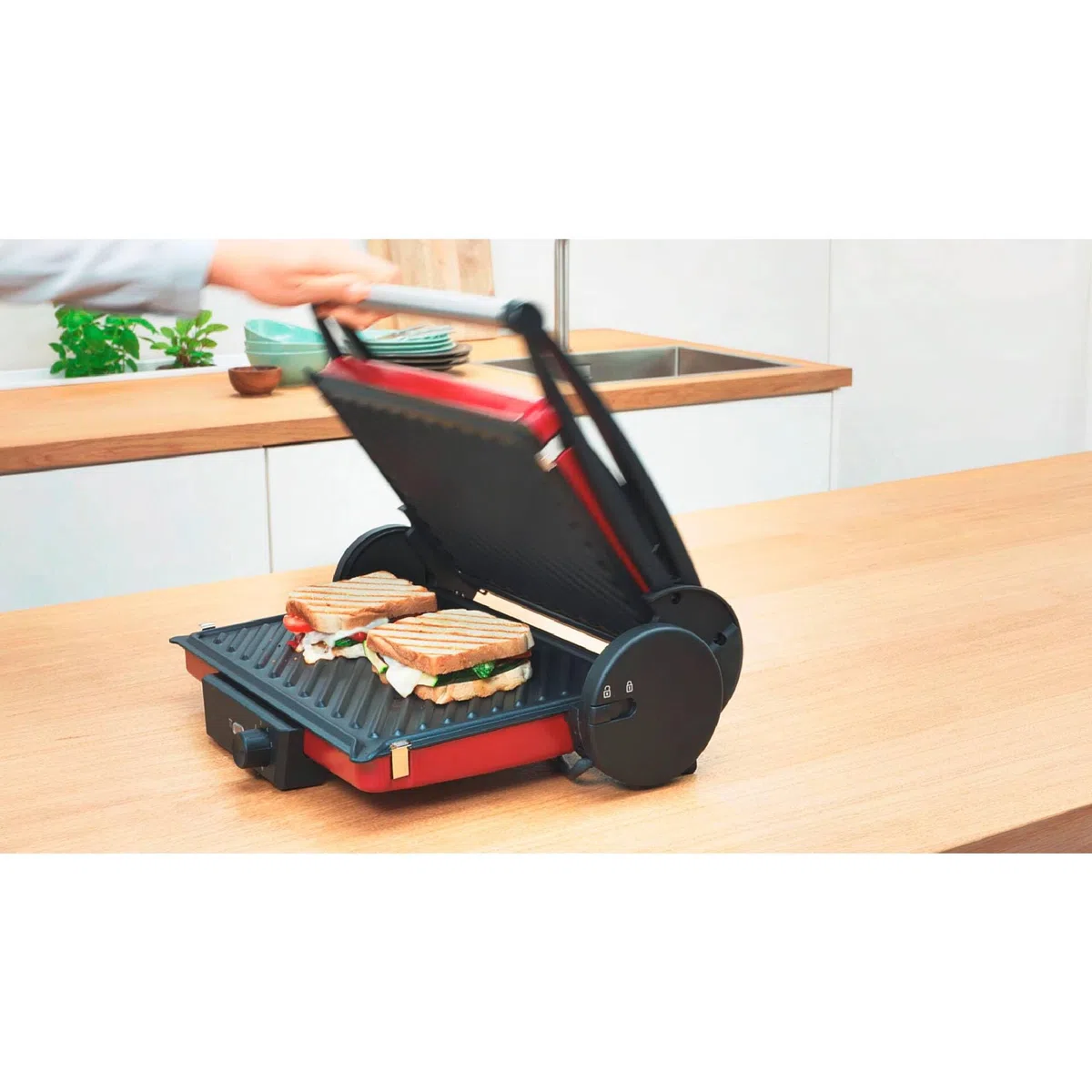 Bosch Bistecchiera TCG4104, 3 Posizioni di Cottura, 5 Livelli di temperatura, 2000W, Piastre Grill in Alluminio Rimovibili e Lavabili in Lavastoviglie, Rivestimento Ceramico Antiaderente, Rosso