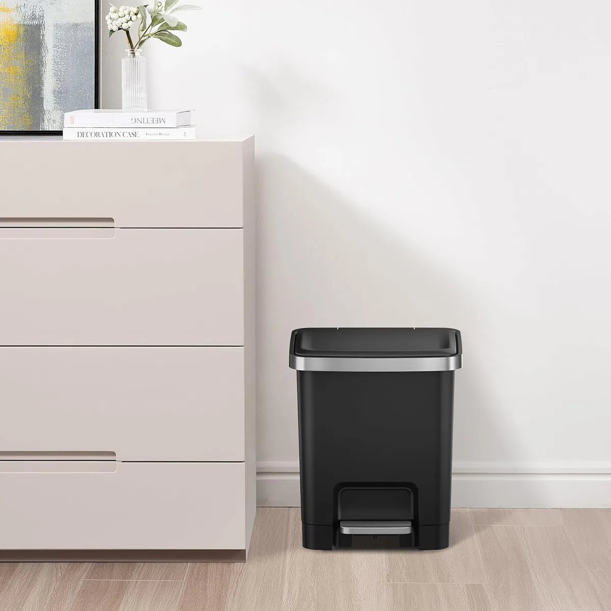 EKO HANA | Pattumiera da bagno e cucina nera da 15 litri con pedale e chiusura ammortizzata | Pattumiera compatta e moderna per bagno o cucina