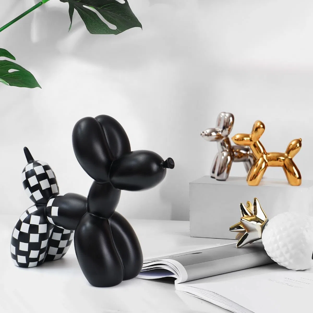Notakia Statua a scacchi bianca e nera a scacchi con palloncino a forma di cane, decorazione per soggiorno e scrivania, fatta a mano, moderna, piccola mensola, ornamento per la casa