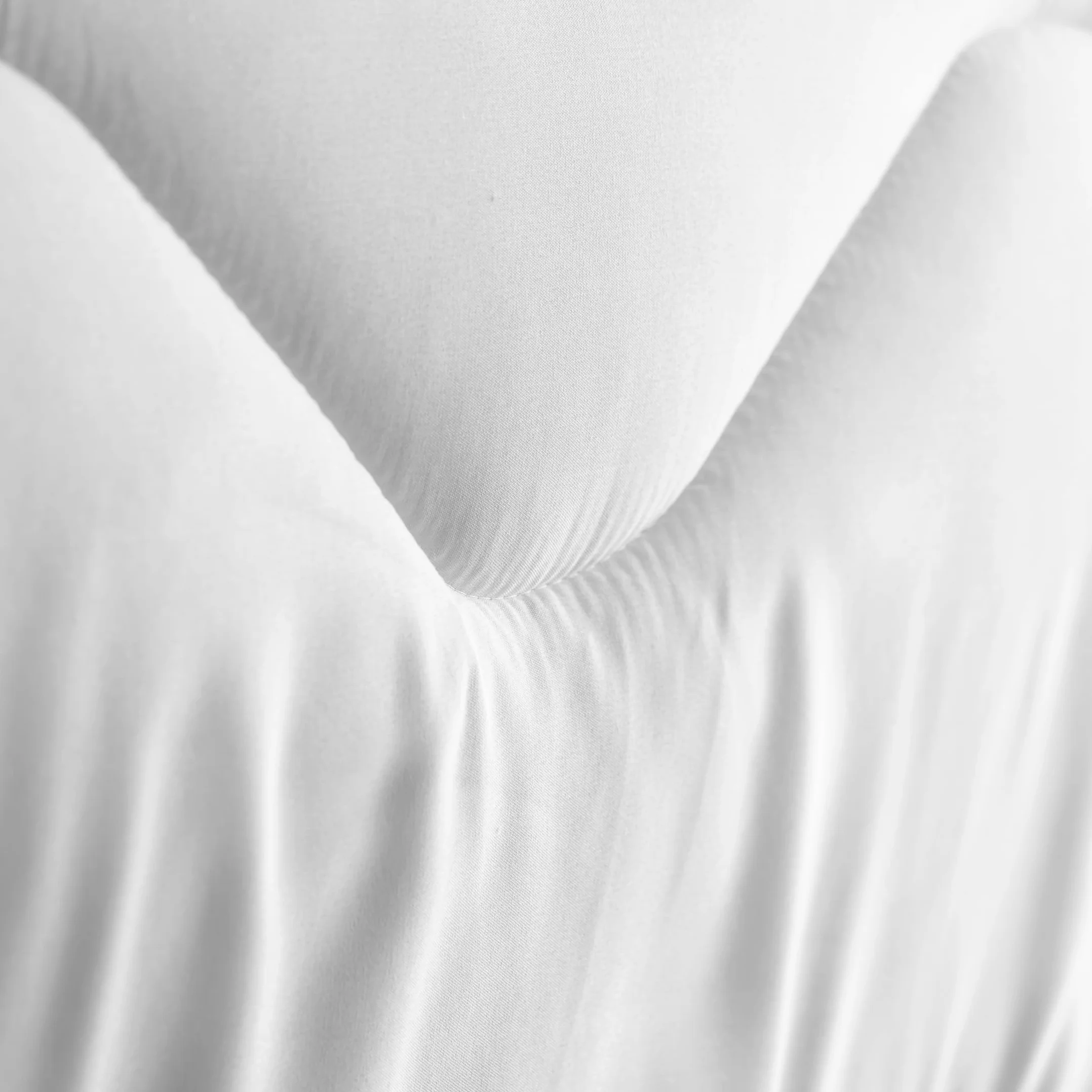 DecoKing Piumino 135 x 200 cm, Piumone Leggero per Letto Singolo, Trapunta in Microfibra per Tutte le Stagioni, 100% Imbottitura in Fibra Cava, Oeko-Tex Standard 100, Bianco, Inez