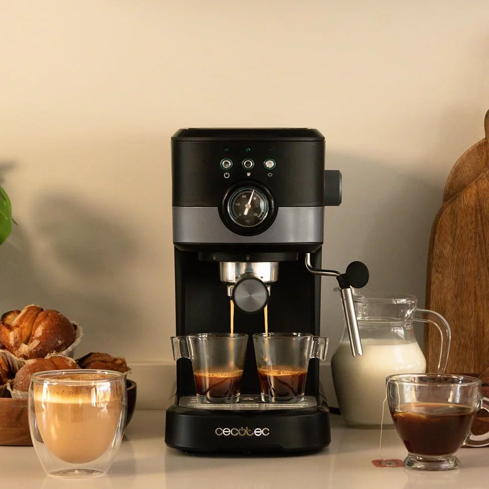 Cecotec Macchina da Caffè Espresso Power Espresso 20 Pecan Pro. 1100 W, Tecnologia ForceAroma da 20 bar, Vaporizzatore Orientabile, Braccio Doppio, Piastra Riscaldatrice per Tazze