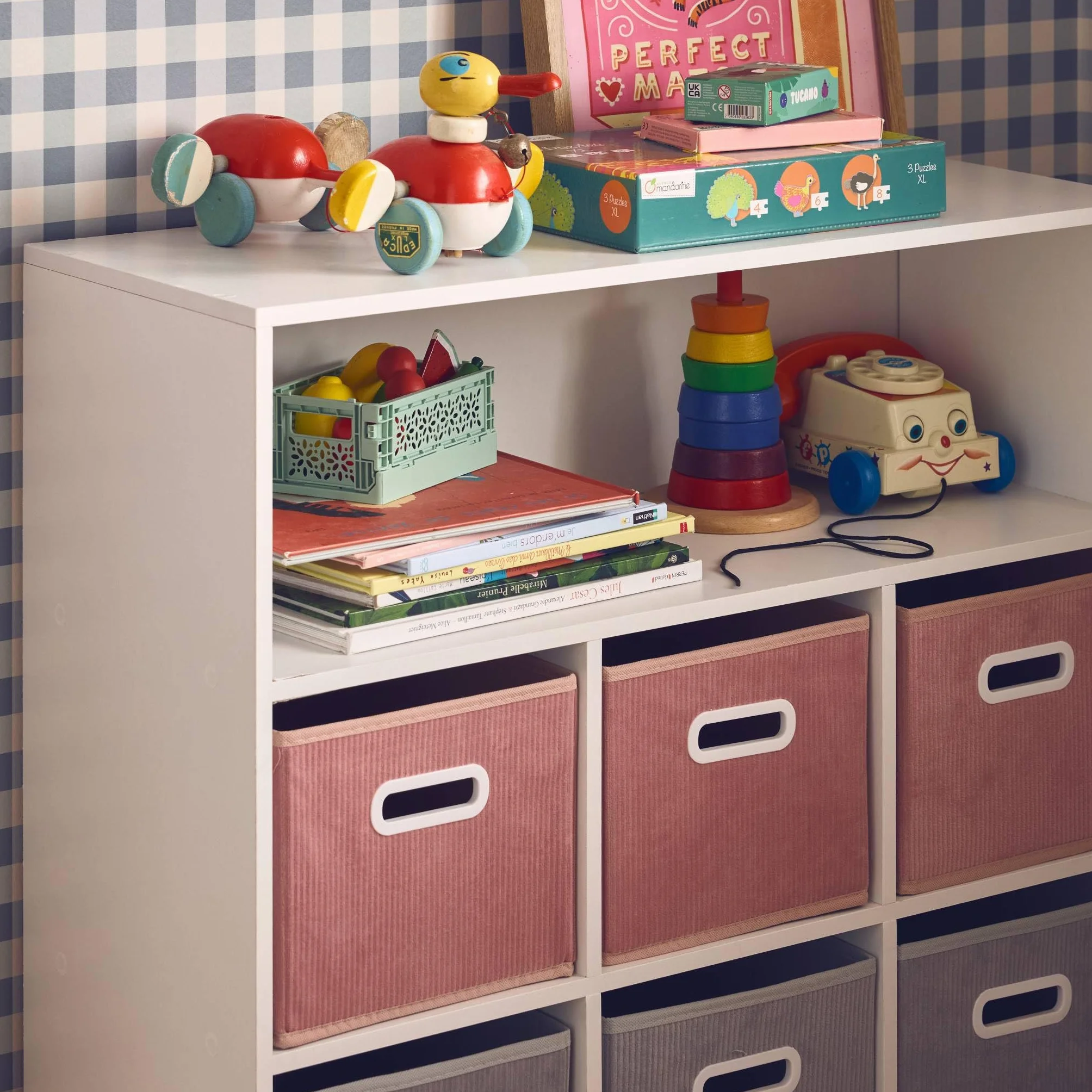 Libreria per bambini con 6 cestini in velluto, Camille, Rosa, 129.5x76.2x70 cm