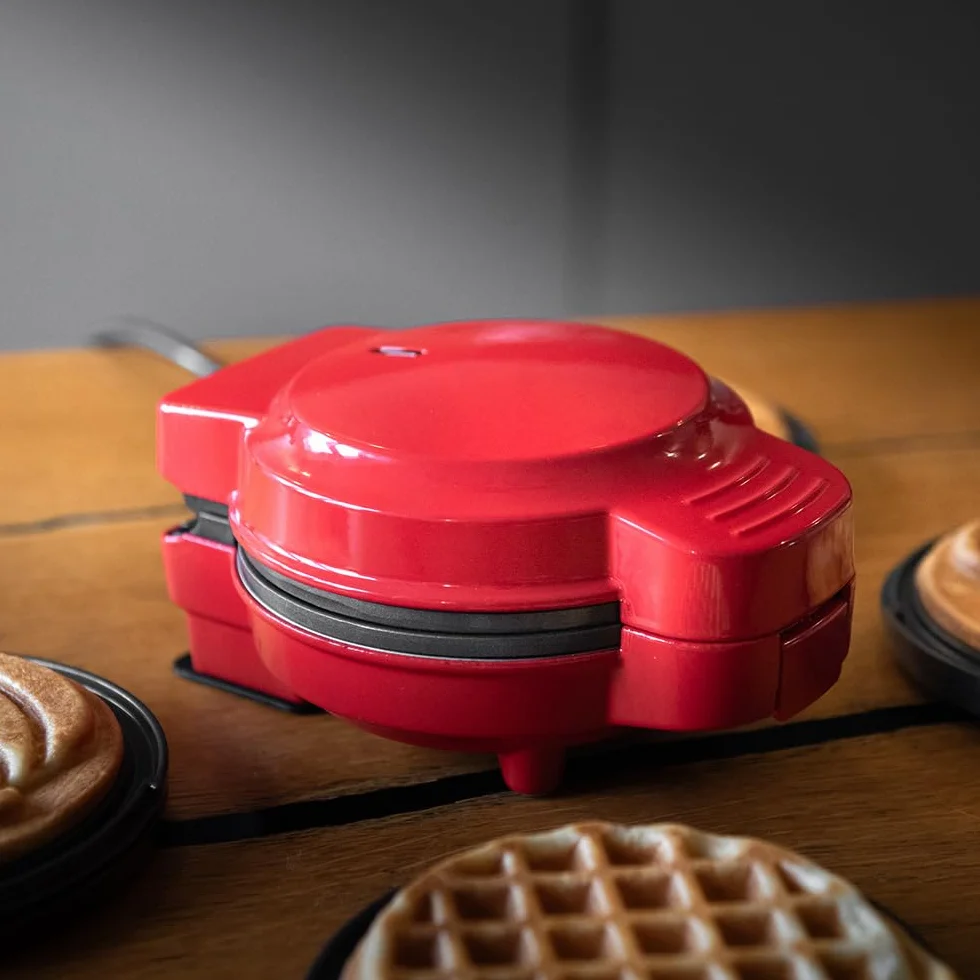 LEHMANN Mini Piastra per Waffle con Piastre Intercambiabili, Forme Zucca, Omino di pan di zenzero, Cuore e Classica, Rivestimento antiaderente – Ideale per le feste dei bambini, Rosso