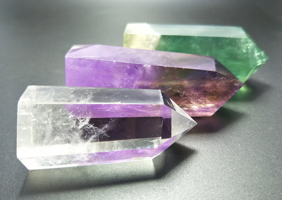 Set di 3 bacchette di cristallo curativo composto da 3 pietre: quarzo trasparente, fluorite e ametista, prisma sfaccettato appuntito, bacchette per reiki, chakra, meditazione e terapia, decorative