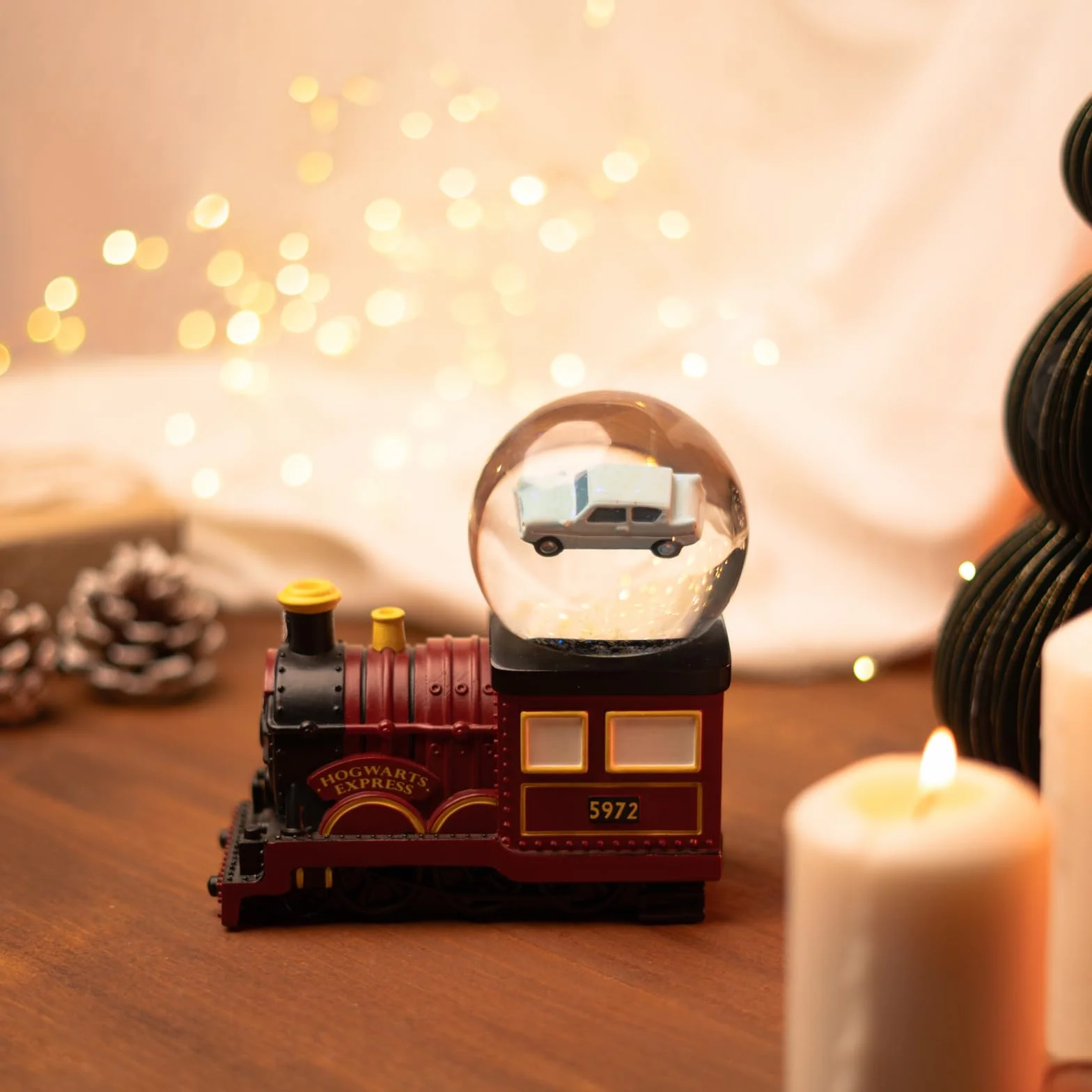 Grupo Erik Palla di Neve Harry Potter Natale - Addobbi Natalizi, Hogwarts Express con Auto Volante 14,5 x 14 x 8 cm | Palla di Vetro Decorativa: Regalo Harry Potter Gadget