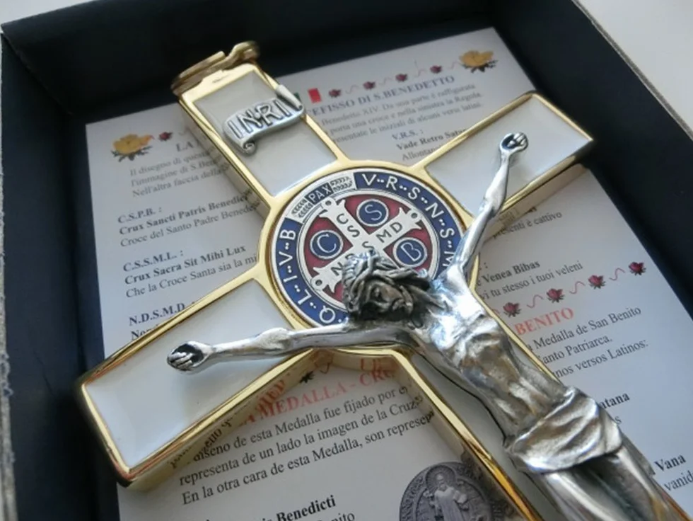 10.004.21 Bianco Croce Oro Bianco San Benedetto 20 CM Smaltato con Scatola Regalo Santo Benedetto Esorcismo Sacerdote Esorcismo Sacerdote Sorella Chiesa