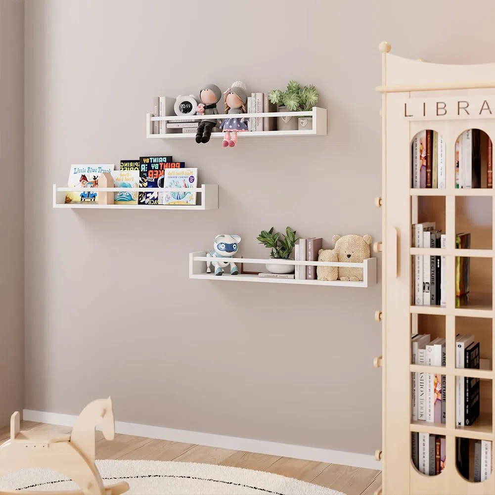 BAKAJI Set 3 Mensole da Parete in Legno, Scaffali a Muro Multiuso e Barra di Protezione Oggetti, Scaffalatura per Camera da Letto, Soggiorno, Cucina, Bagno, Libreria Salvaspazio 3 x 60 cm (Bianco)