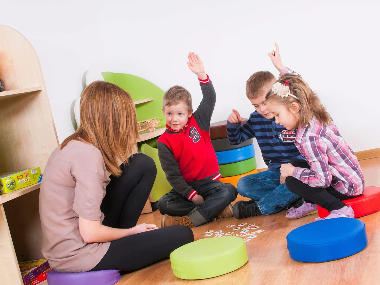 Pouf rotondo - arancione, dove i bambini possono rilassarsi, morbidezza e comfort di utilizzo, fondo antiscivolo