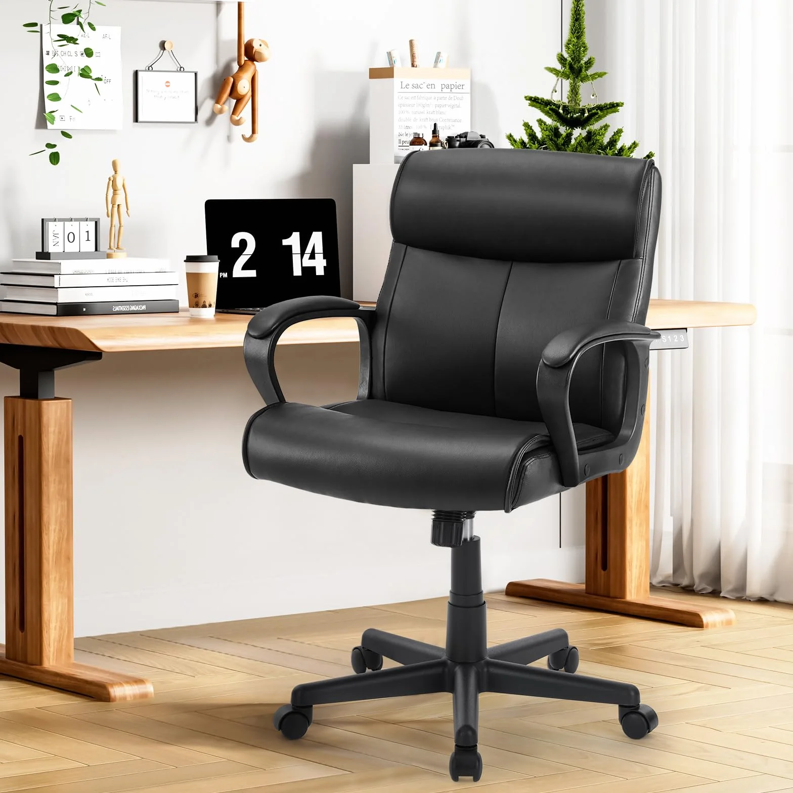 Sweetcrispy Sedia da ufficio con braccioli imbottiti, supporto lombare e altezza regolabile e angolo di inclinazione, in pelle PU, girevole, colore nero moderno