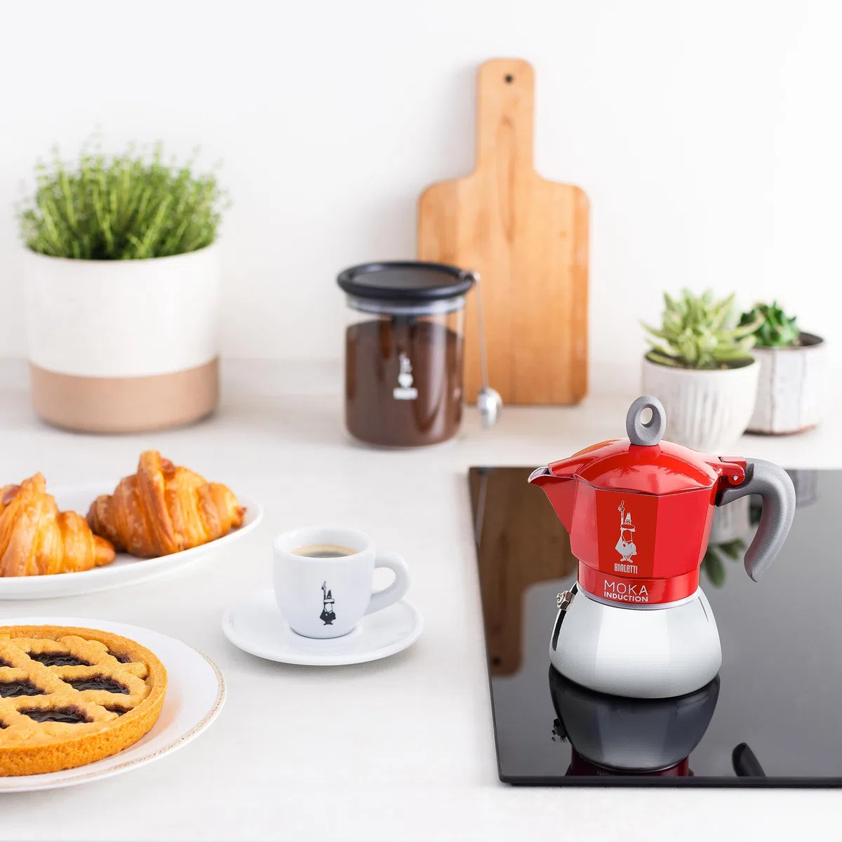 Bialetti Caffettiera Moka Induction, 4 Tazze (150 ml), Adatta a Tutti i piani cottura, Design Elegante, Rosso