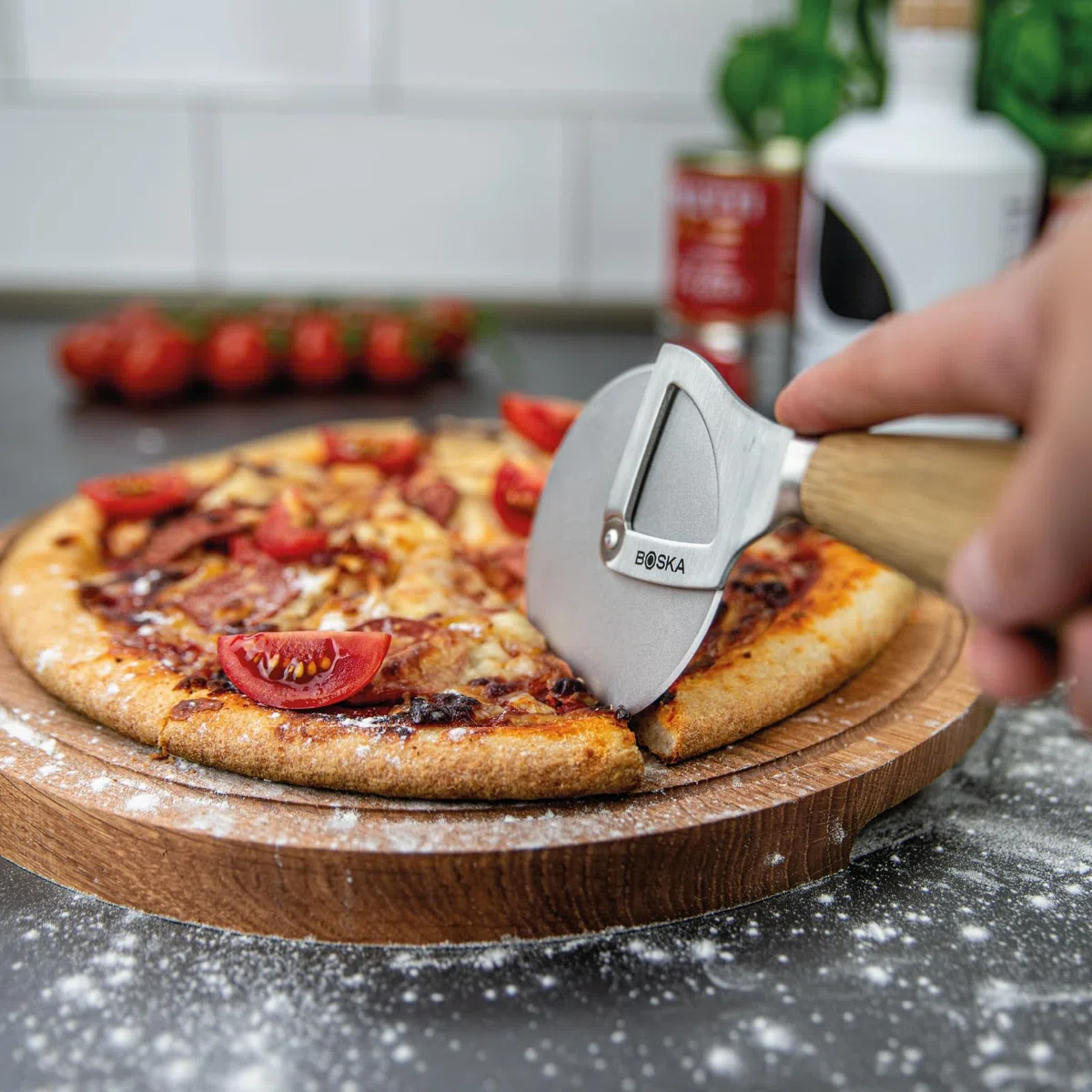 Boska Rotella Tagliapizza – Oslo+ Tagliapizza - rotella pizza - Lavabile in lavastoviglie - Acciaio inossidabile con manico in legno - Argento