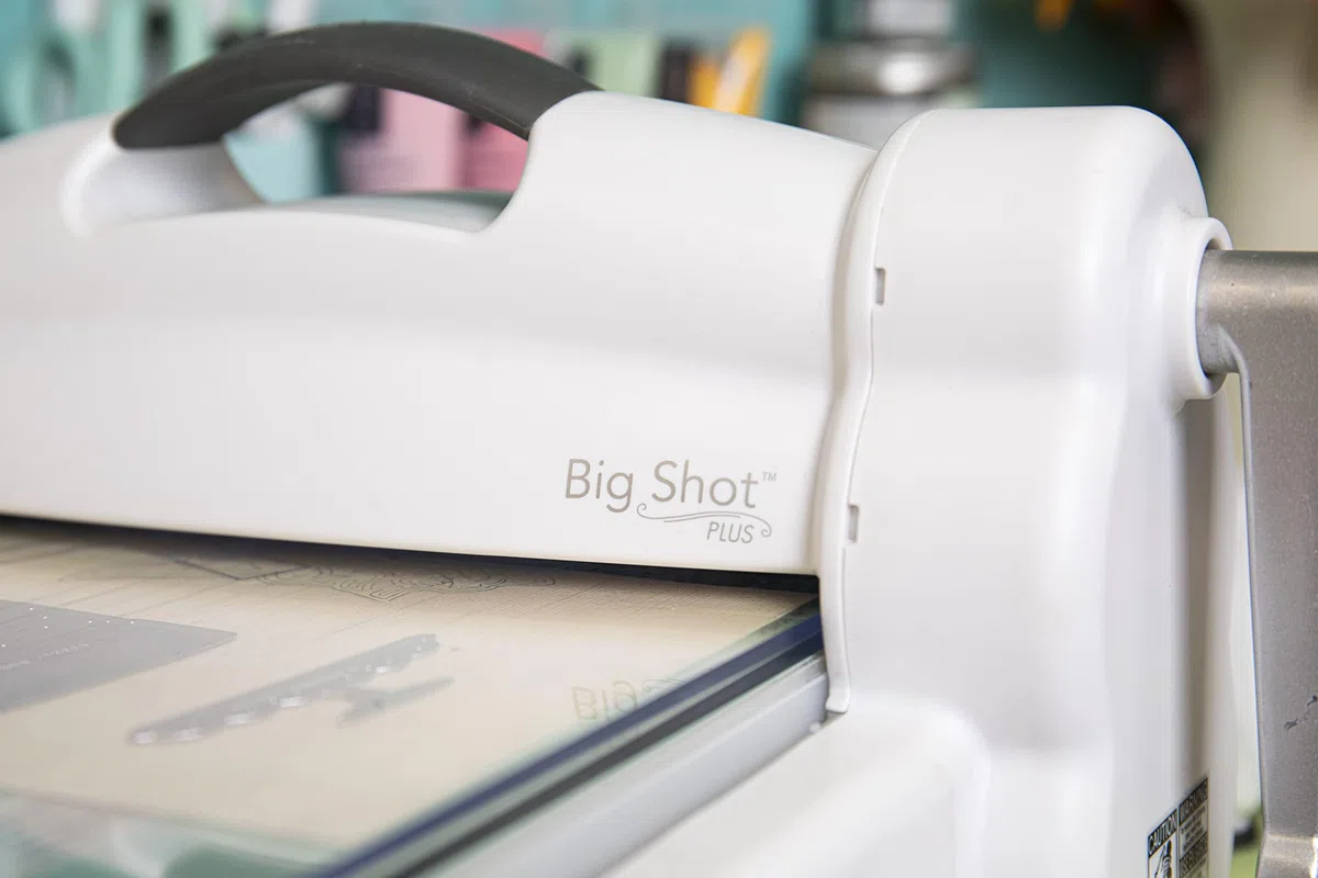 Macchina per fustellatura e goffratura Sizzix Big Shot Plus per arte e artigianato, ideale per realizzare biglietti, scrapbooking, adesivi e scrivere diari | A4 da 21 cm