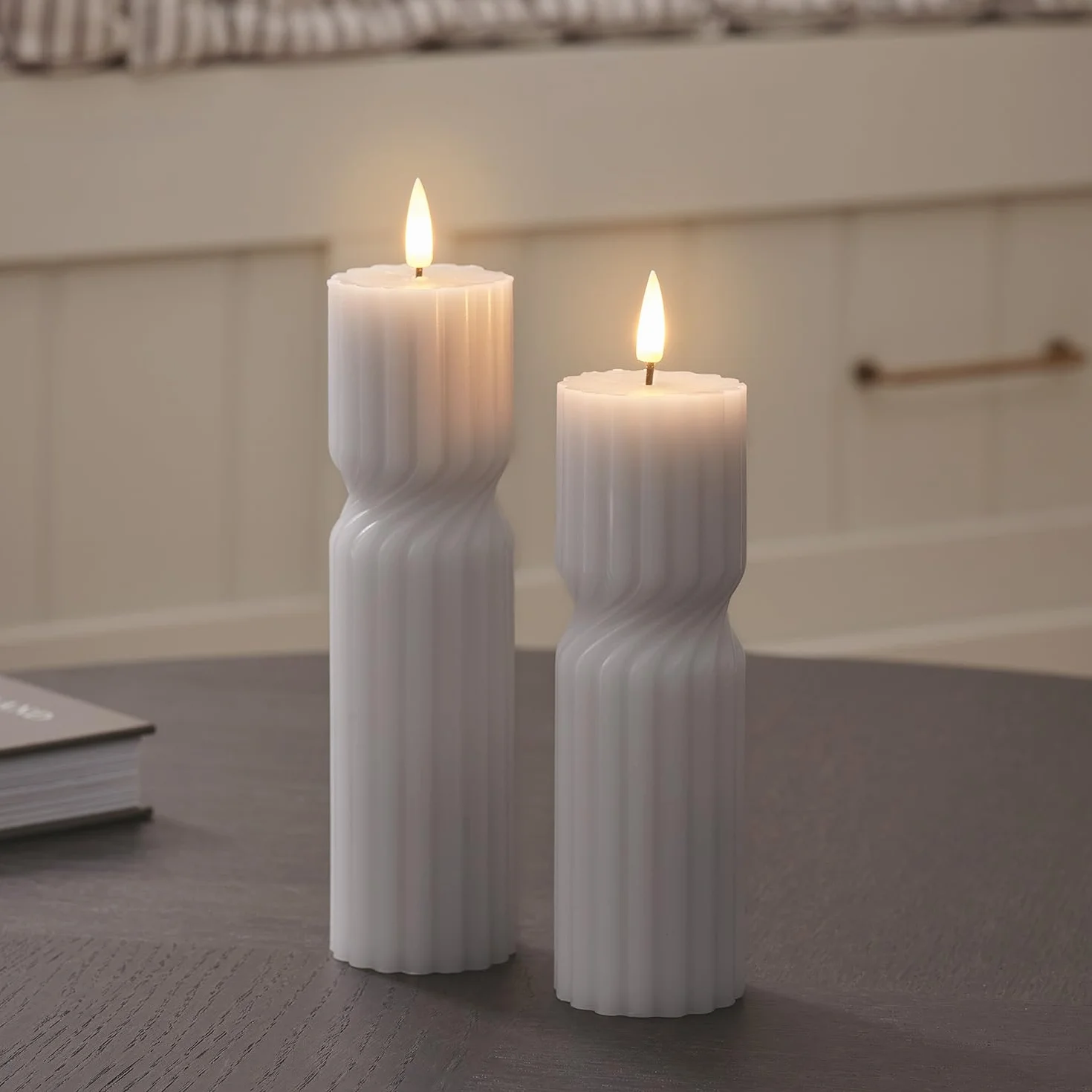 Lights4fun TruGlow Set di 2 candele in vera cera grigia | LED tremolanti bianchi caldi | con telecomando e timer da 6 ore a batteria | decorazione primavera per tavolo e soggiorno, altezza 17,50 cm