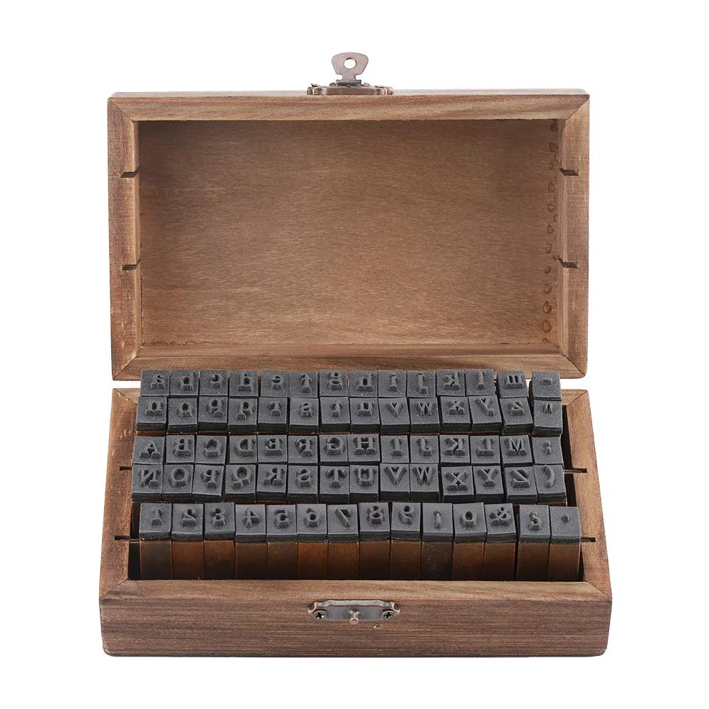 Set di Timbri Decorativi in Legno con Numeri e Lettere – Con Scatola per il Ripostiglio, Ideale per Cartoline, Disegni e Lavoretti con l'Argilla, Perfetto per Bambini