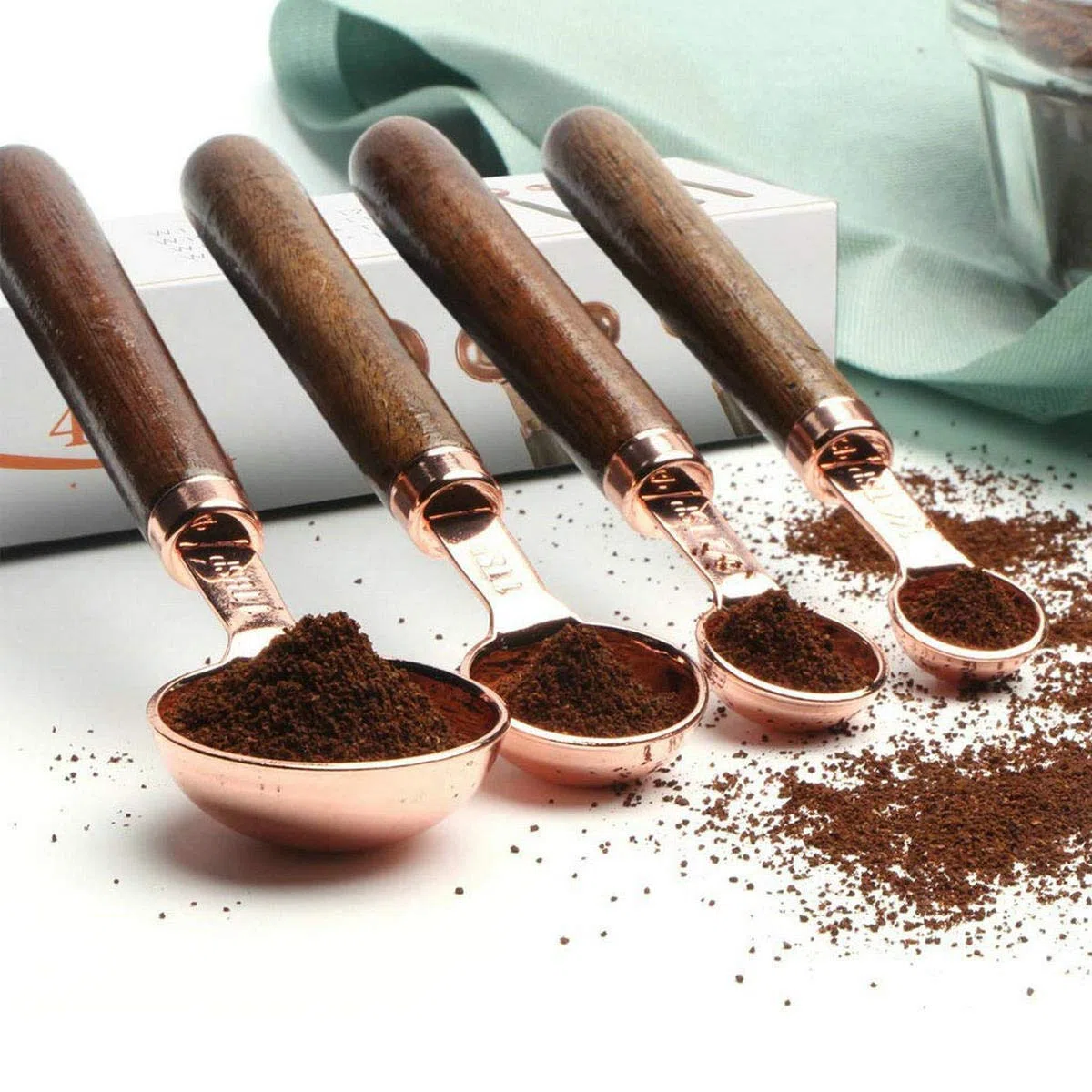 GuDoQi Cucchiai Dosatori Set, 8 Pezzi, Specchio In Acciaio Inossidabile Lucidato Premium, Manico in Legno, 4 Misurino Graduato, 4 Misurini Cucchiai per Misurare Razioni a Secco e Liquidi (Oro Rosa)