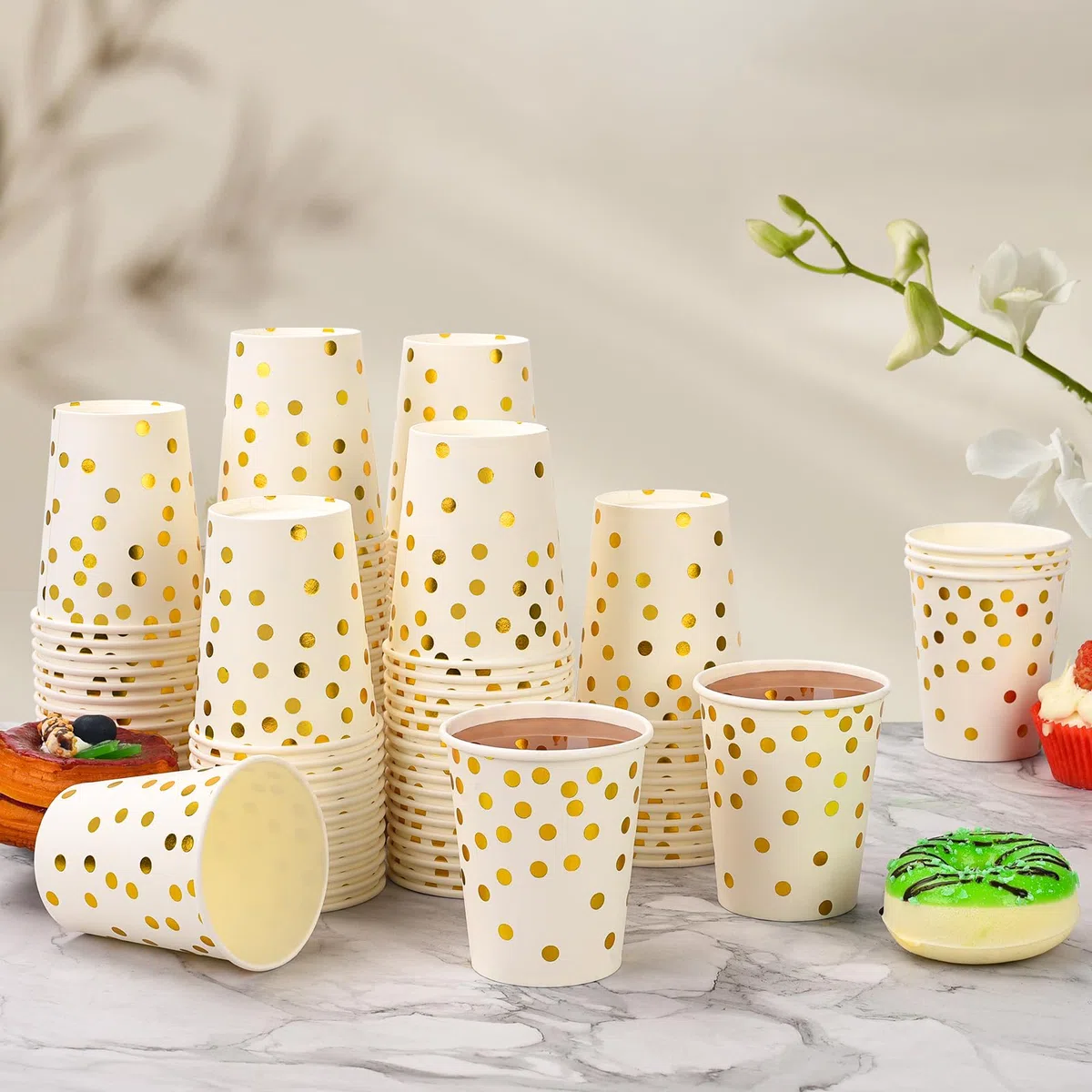 CEILIWEN Confezione da 100 bicchieri di carta da festa in oro nero, 9 oz/250 ml, per bevande calde e fredde (bianco-oro)