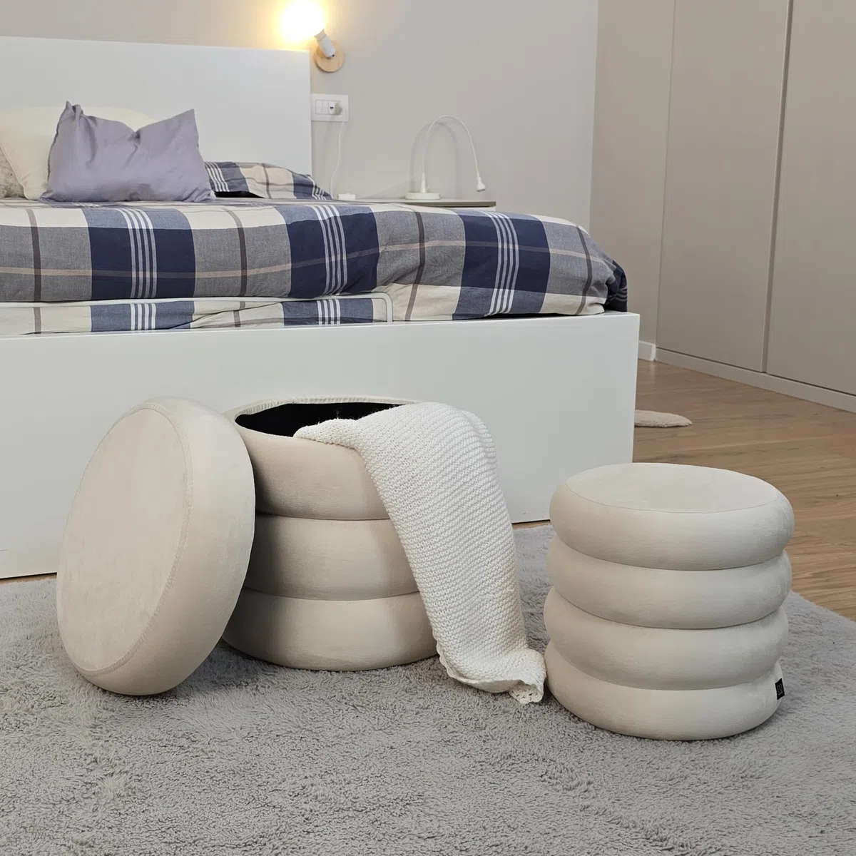 Norbe | Set di 2 Pouf | Contenitore in Velluto | Sgabello Marshmallow | Poggiapiedi imbottito Scrivania | Toeletta | Poltroncina Bimbi Da Camera e Salotto Comodino poltrona (Bianco Panna, Set 2 Pouf)