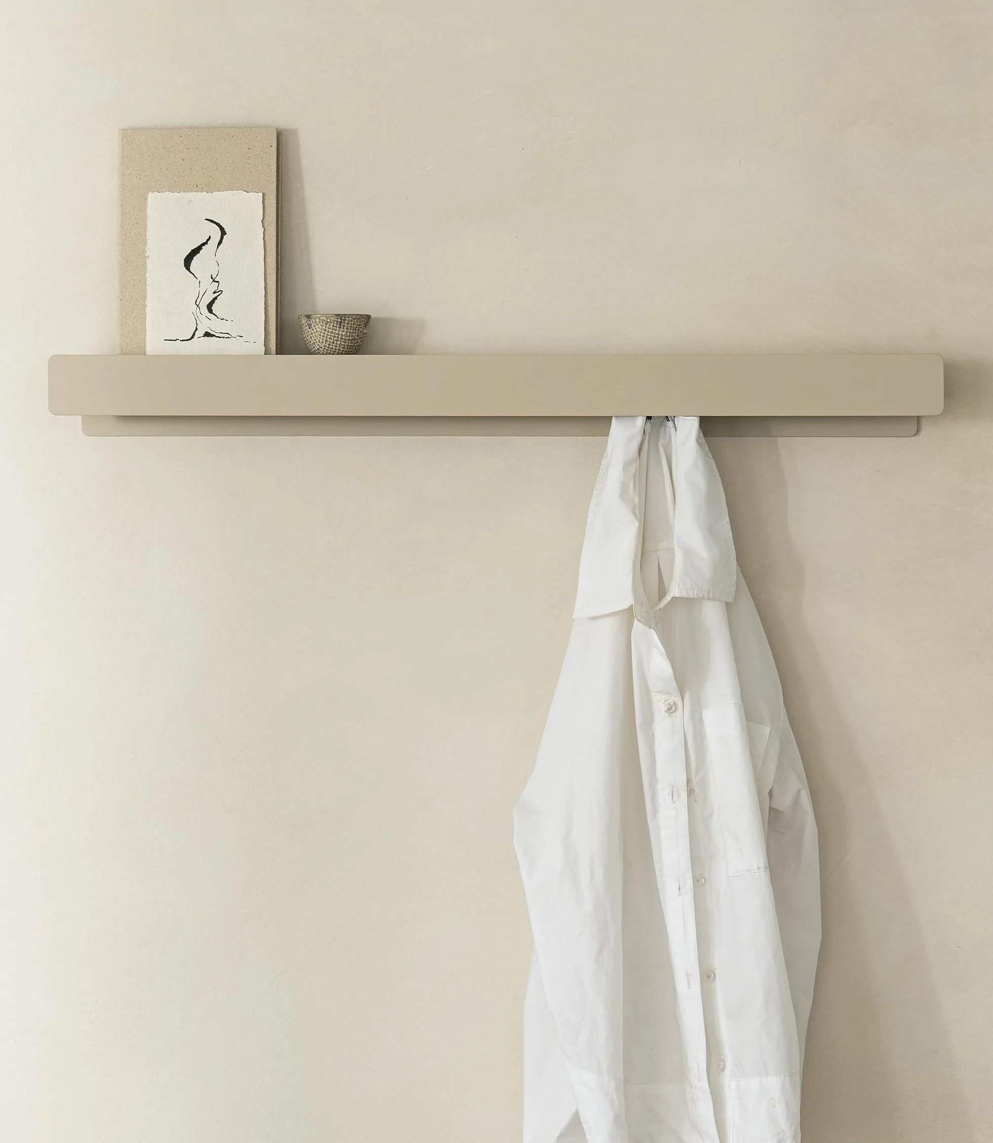 Kazai. Appendiabiti da Parete 'Kian' | Moderno con Ganci Appendiabiti Nascosti e Mensola | Attaccapanni Design in Metallo | Appendi Abiti da Porta e Montaggio a Muro | Sabbia Taupe