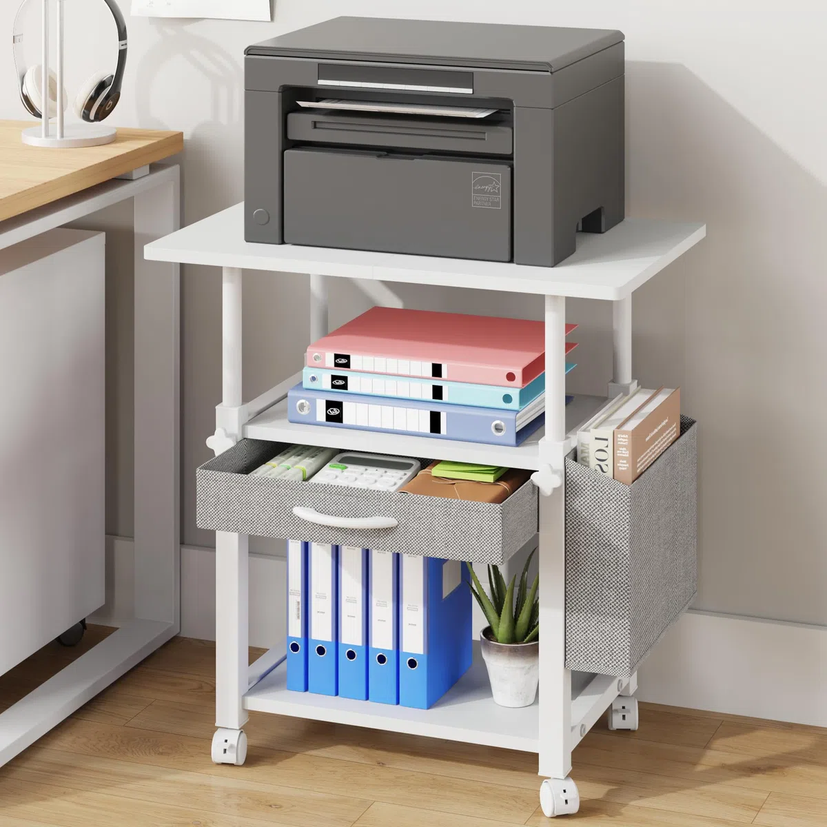 Mobile Porta Stampante a 3 Livelli con Cassetto in Tessuto, Supporto per Stampante Mobiletto con Ruote&Borsa Laterale, Altezza regolabile, Scaffale da Scrivania per Ufficio Domestico, Bianco