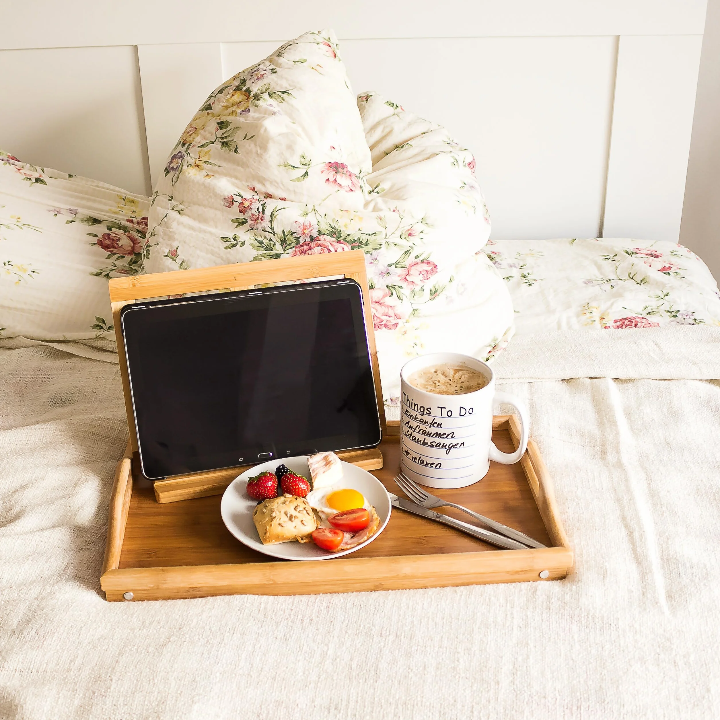Relaxdays Vassoio da Letto, in Bambù, con Gambe Pieghevoli, HxLxP: 23x60x30 cm, Tavolino Colazione, Color Naturale