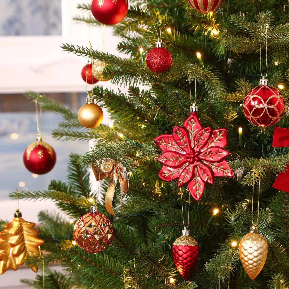 SHareconn 2025 Nuovo set di ornamenti di 106pcs Baubles di Natale, Baubles decorativi di plastica infrangibile per decorazioni dell'albero di Natale, Rosso rubino E Oro
