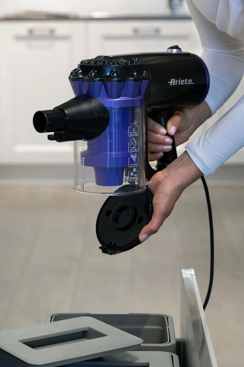 Ariete 2359 Handy Force RBT, Scopa elettrica con Filo 2 in 1 aspirapolvere e aspira briciole, 600W, Filtro HEPA, Tecnologia ciclonica Senza Sacco, Spazzola motorizzata, Viola