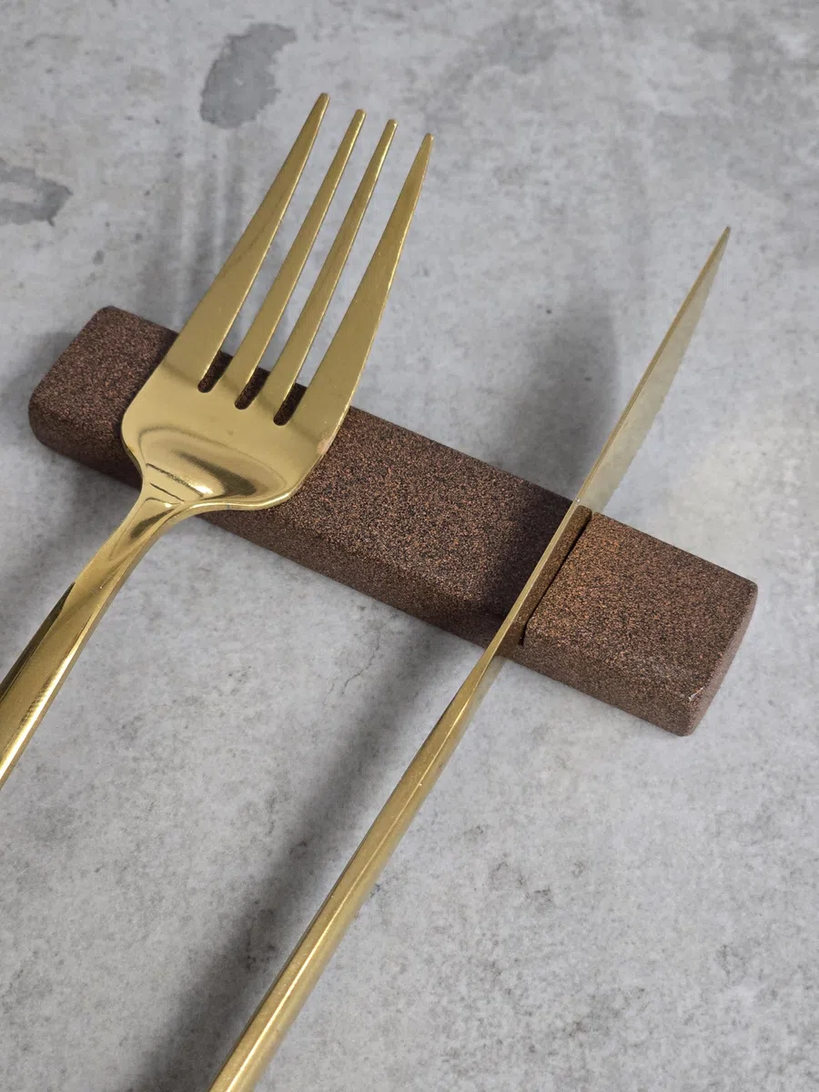 Poggia Posate in Metallo, 9.5 × 2 × 1 cm, Design Minimale con Feltro Antigraffio (4, Corten Raggrinzato)