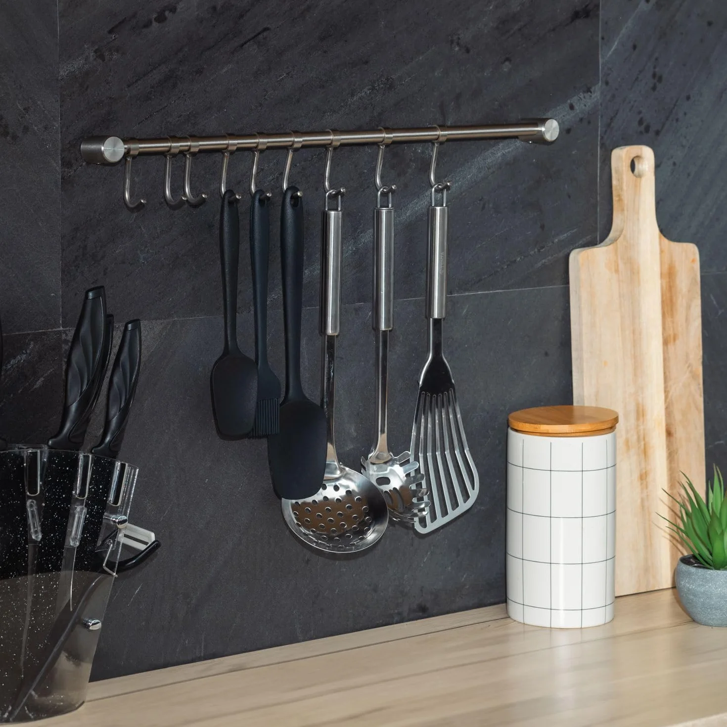 Intirilife Appendiabiti per la Cucina in Acciaio Inox con 6 Ganci mobili da forare - 35.8 x 3.4 x 2.2 cm - ringhiera Cucina Gancio Porta Utensili Cucina Asta Porta Bicchieri da Parete