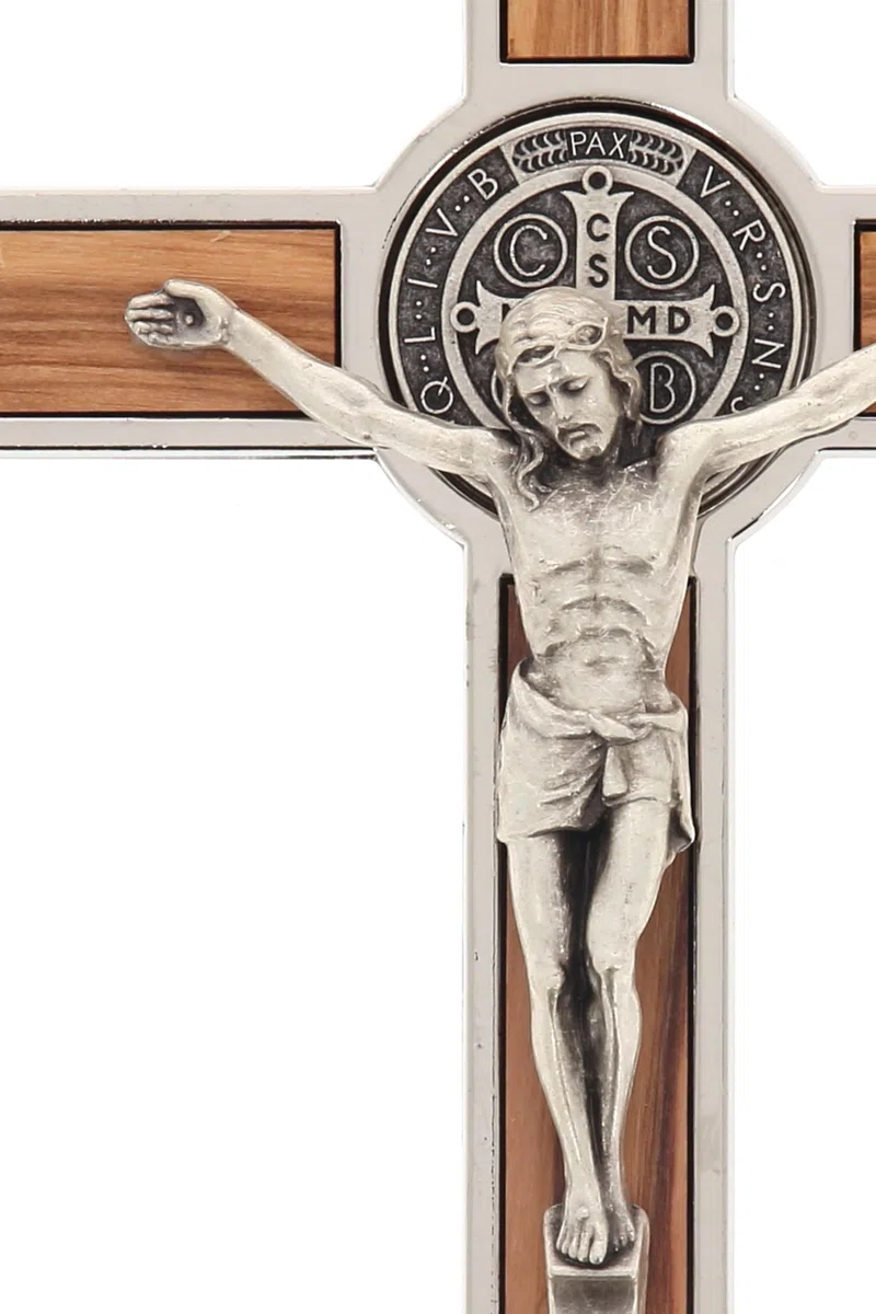 SHALOM - Crocifisso San Benedetto in Legno D'ulivo E Metallo. Altezza 20 Cm