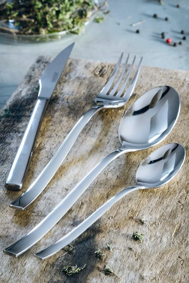 MONIX Génova | Set di posate di 24 pezzi con coltello da bistecca, acciaio inossidabile 18/10, design all'avanguardia e moderno, finitura lucido brillante, spessore 2.5 mm (6 persone)
