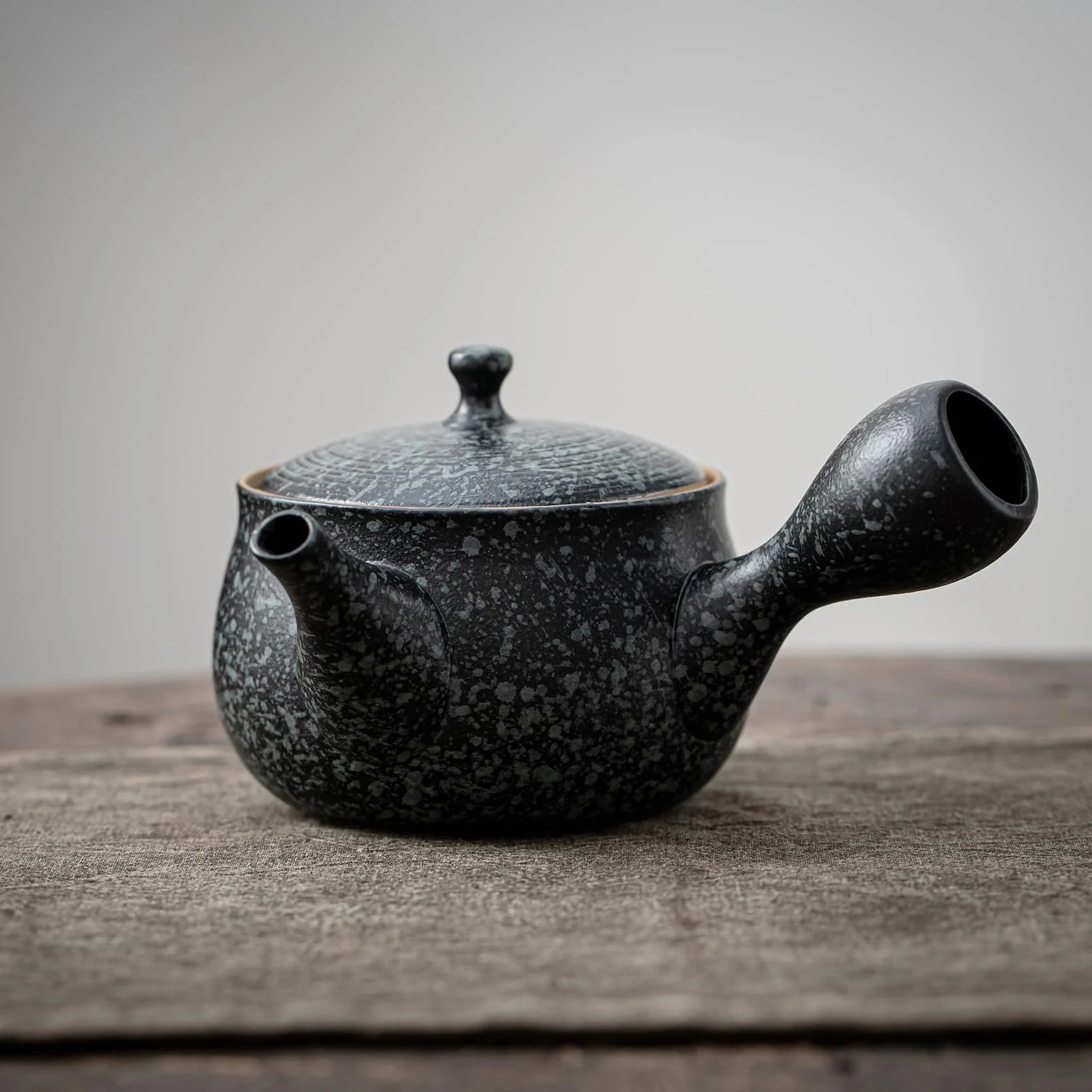 TEANAGOO Japan Kyusu (241 g) - Teiera in Ceramica Con Infusore e Manico Laterale per Tè Sfuso - Set per Tea Party in Argilla, VP1, Nero