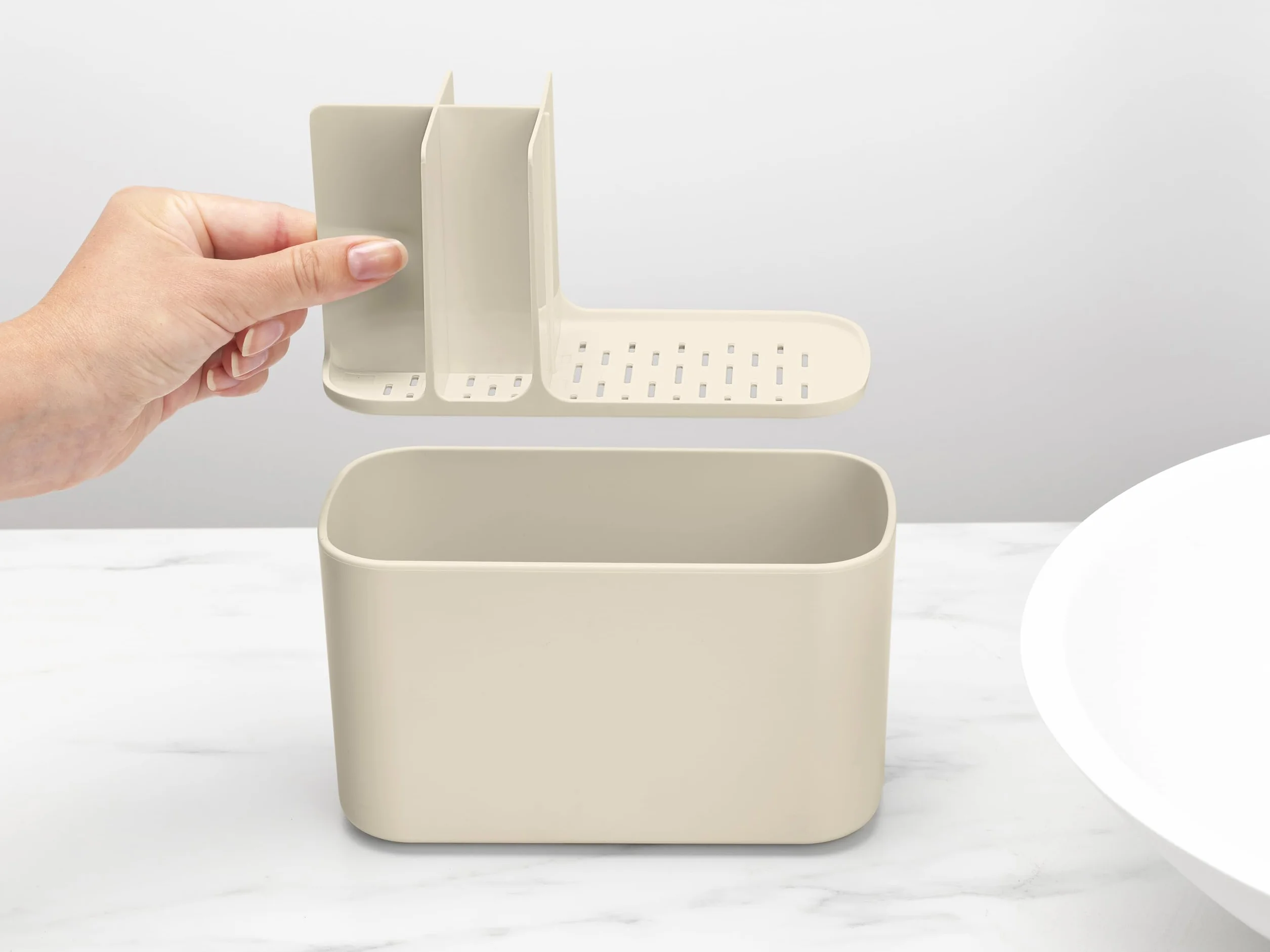 Brabantia - ReNew Portaoggetti da Lavabo - Organizzatore per Lavandino - Adatto come Portaspazzolino - Base Antigraffio - Facile da Pulire - Resistente alla Corrosione - Soft Beige - 20 x 10 x 11 cm