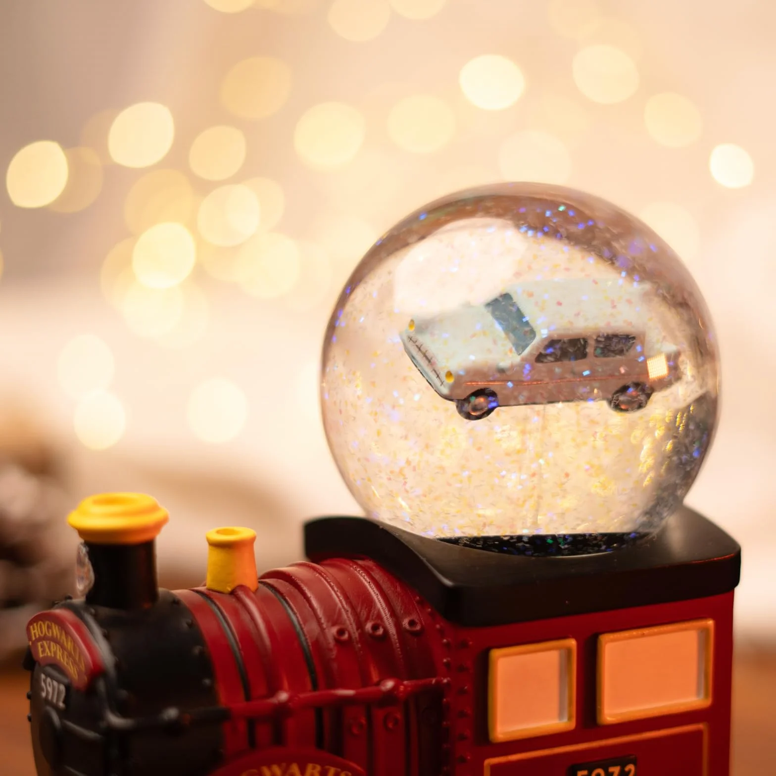 Grupo Erik Palla di Neve Harry Potter Natale - Addobbi Natalizi, Hogwarts Express con Auto Volante 14,5 x 14 x 8 cm | Palla di Vetro Decorativa: Regalo Harry Potter Gadget