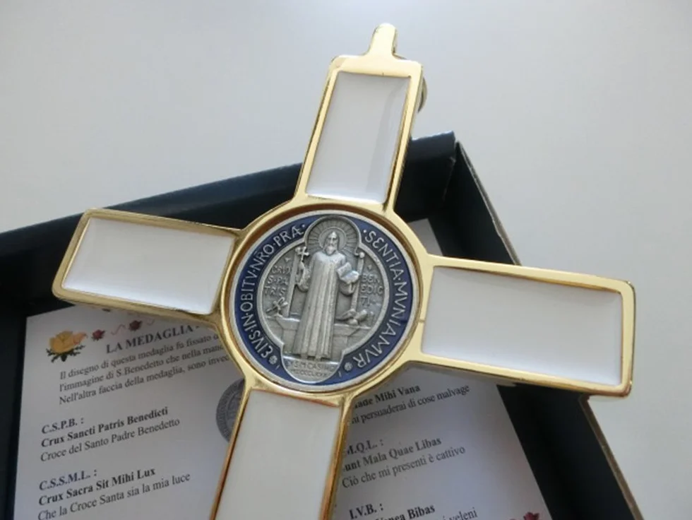 10.004.21 Bianco Croce Oro Bianco San Benedetto 20 CM Smaltato con Scatola Regalo Santo Benedetto Esorcismo Sacerdote Esorcismo Sacerdote Sorella Chiesa