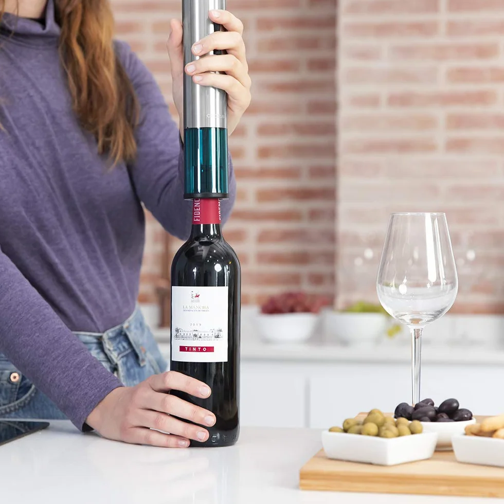 Cecotec InstantCork 1000 Gourmet - Apribottiglie elettrico in soli 8 secondi, funziona con 4 batterie, luce LED, ago elicoidale in acciaio, corpo in acciaio inox