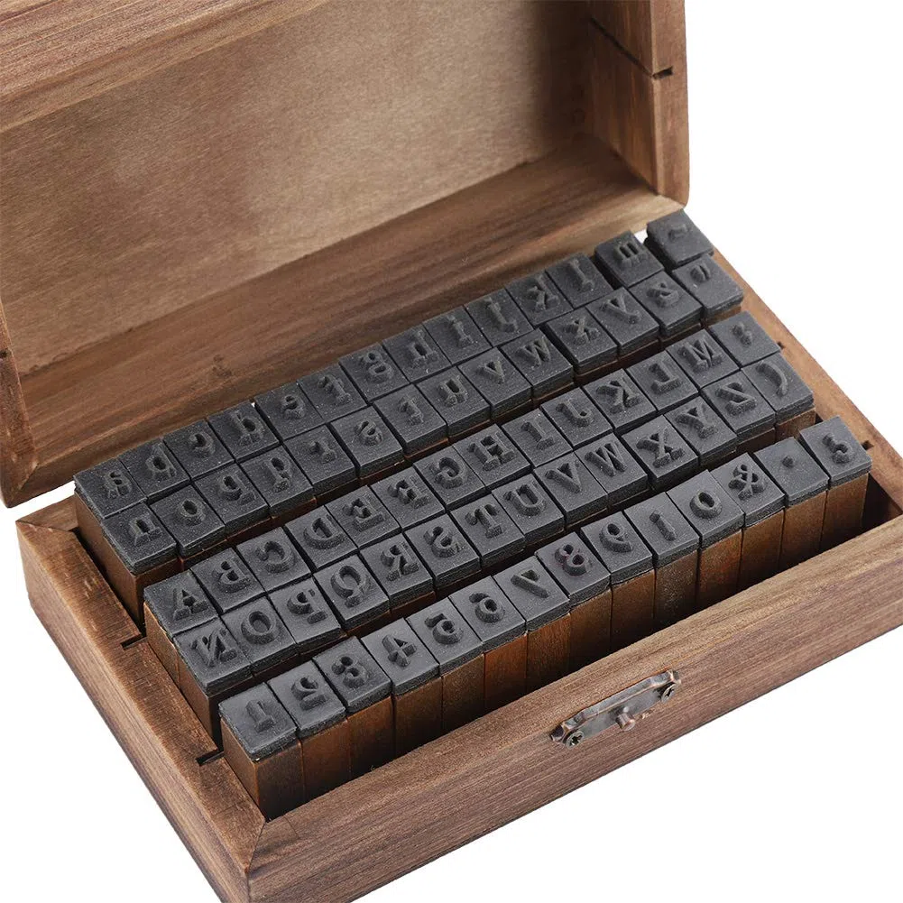 Set di Timbri Decorativi in Legno con Numeri e Lettere – Con Scatola per il Ripostiglio, Ideale per Cartoline, Disegni e Lavoretti con l'Argilla, Perfetto per Bambini