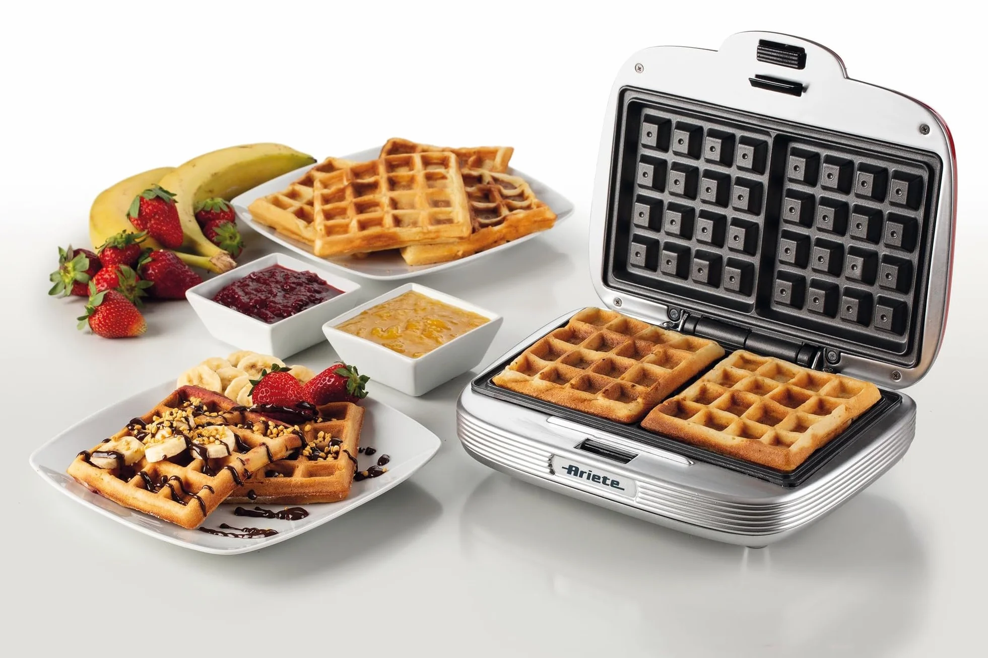 Ariete Waffle Maker Party Time 1973, Piastra per Waffle con Piastre Antiaderenti, Avvolgicavo, Chiusura di Sicurezza e Spia di Accensione, 700 W, Rosso